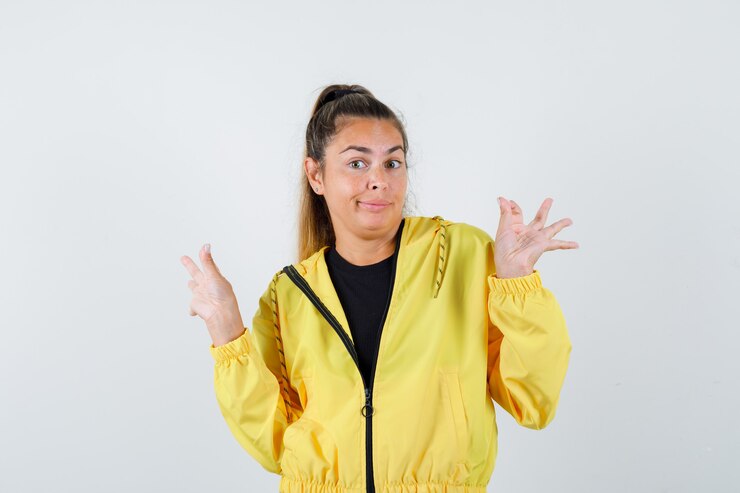 Foto gratuito una joven expresiva posando en el estudio.