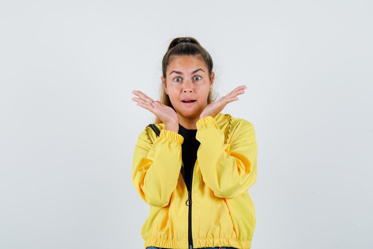 Foto gratuito una joven expresiva posando en el estudio.