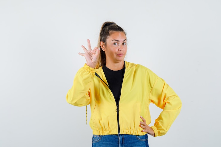 Foto gratuito una joven expresiva posando en el estudio.