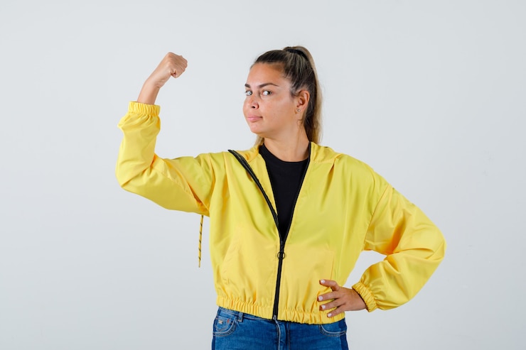 Foto gratuito una joven expresiva posando en el estudio.
