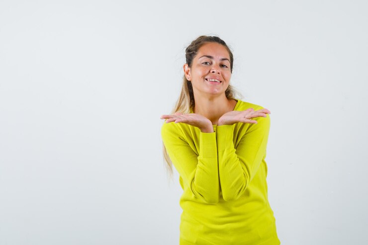 Foto gratuito una joven expresiva posando en el estudio.