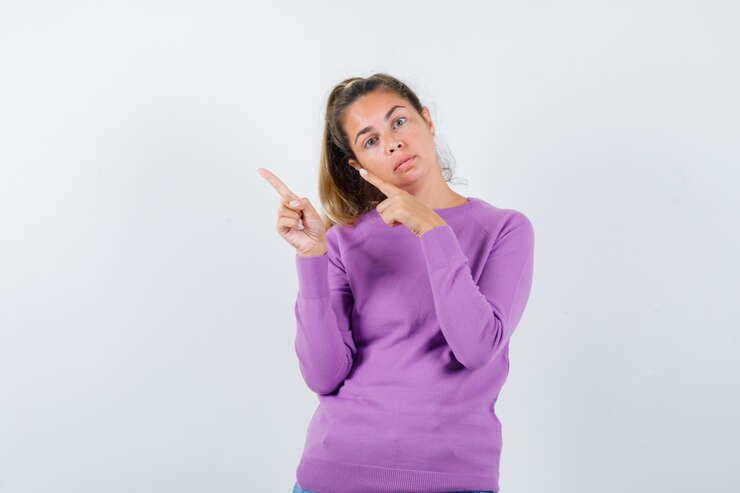Foto gratuito una joven expresiva posando en el estudio.