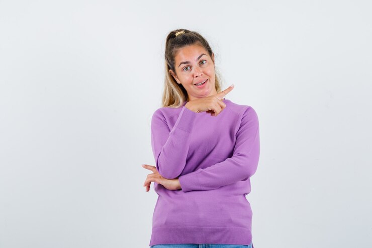 Foto gratuito una joven expresiva posando en el estudio.