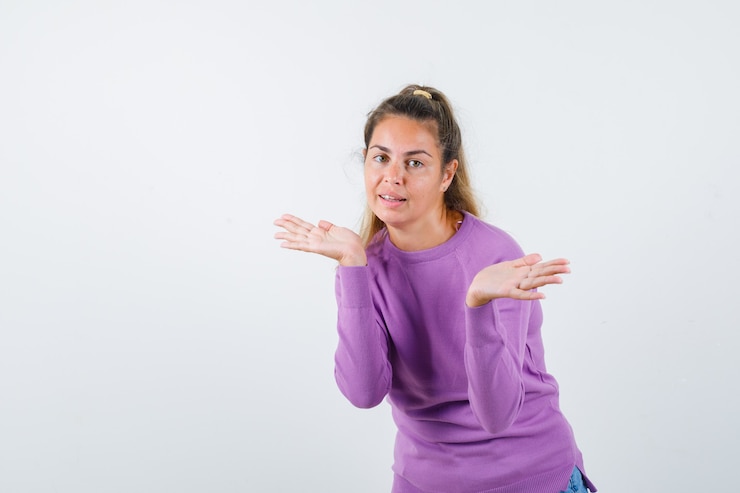 Foto gratuito una joven expresiva posando en el estudio.