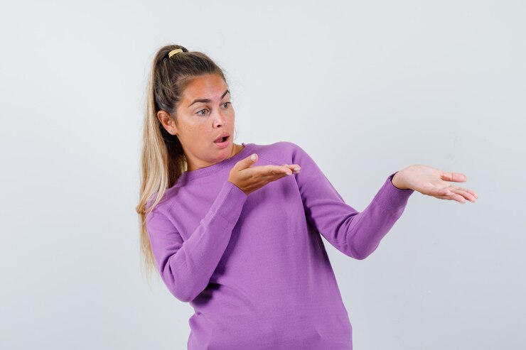 Foto gratuito una joven expresiva posando en el estudio.