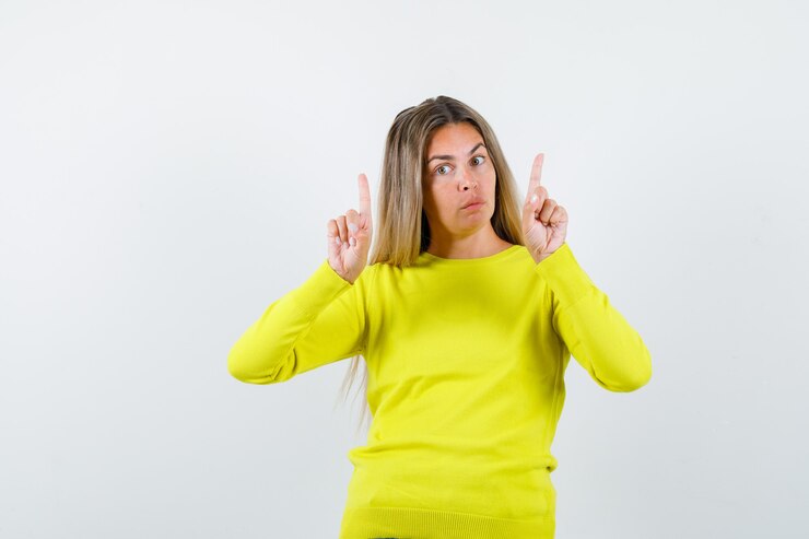 Foto gratuito una joven expresiva posando en el estudio.