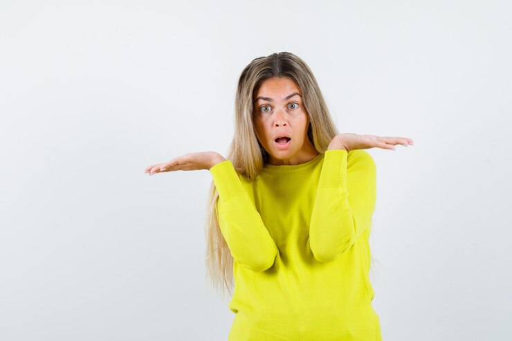 Foto gratuito una joven expresiva posando en el estudio.
