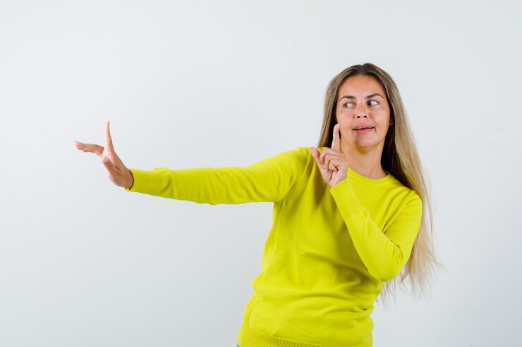 Foto gratuito una joven expresiva posando en el estudio.