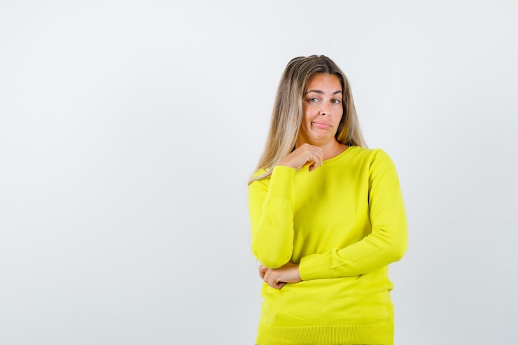 Foto gratuito una joven expresiva posando en el estudio.