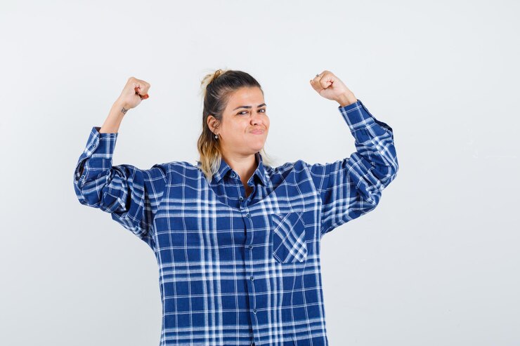 Foto gratuito una joven expresiva posando en el estudio.