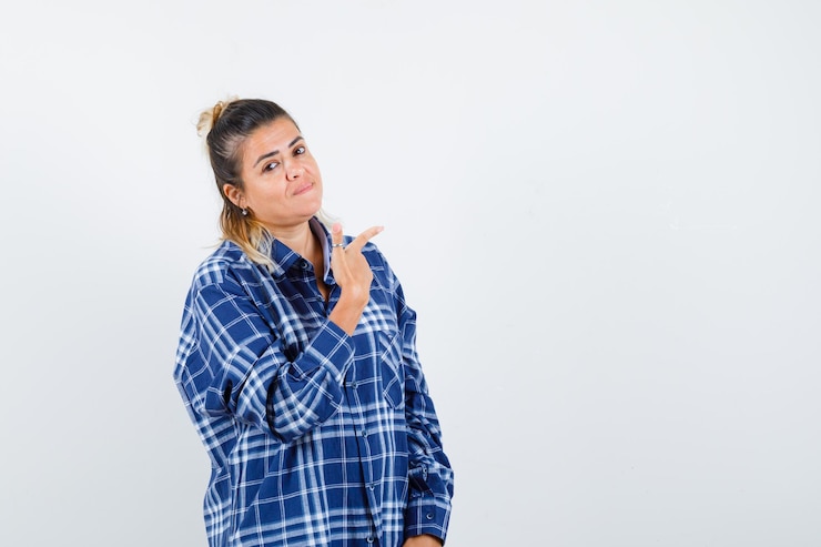 Foto gratuito una joven expresiva posando en el estudio.