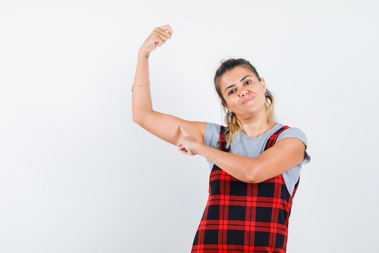 Foto gratuito una joven expresiva posando en el estudio.
