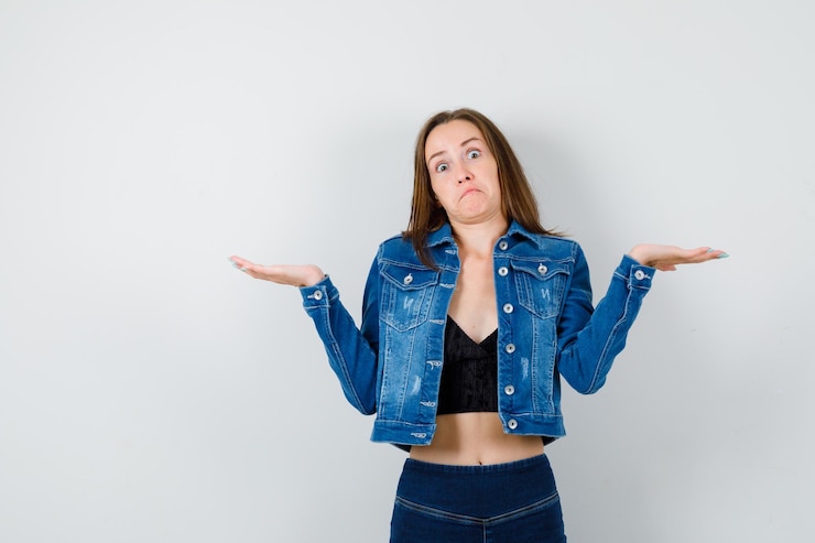 Foto gratuito una joven expresiva posando en el estudio.