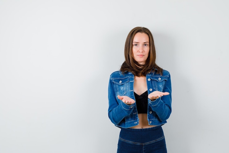 Foto gratuito una joven expresiva posando en el estudio.