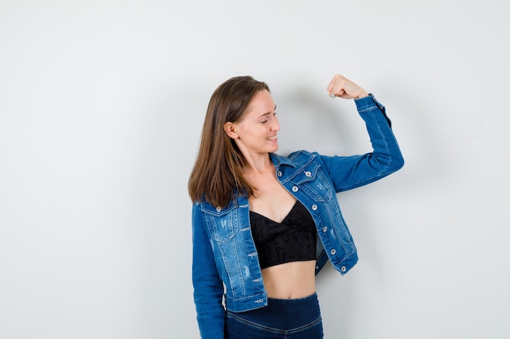 Foto gratuito una joven expresiva posando en el estudio.