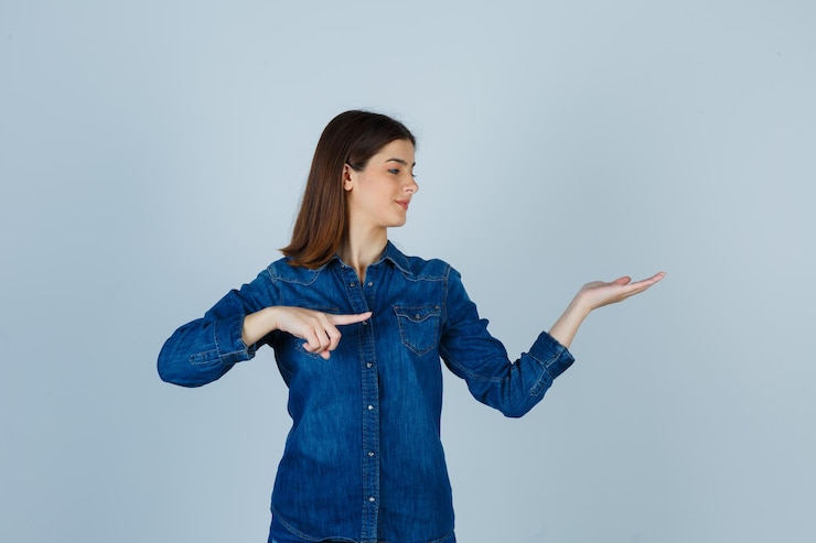 Foto gratuito una joven expresiva posando en el estudio.