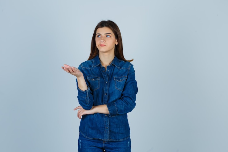Foto gratuito una joven expresiva posando en el estudio.