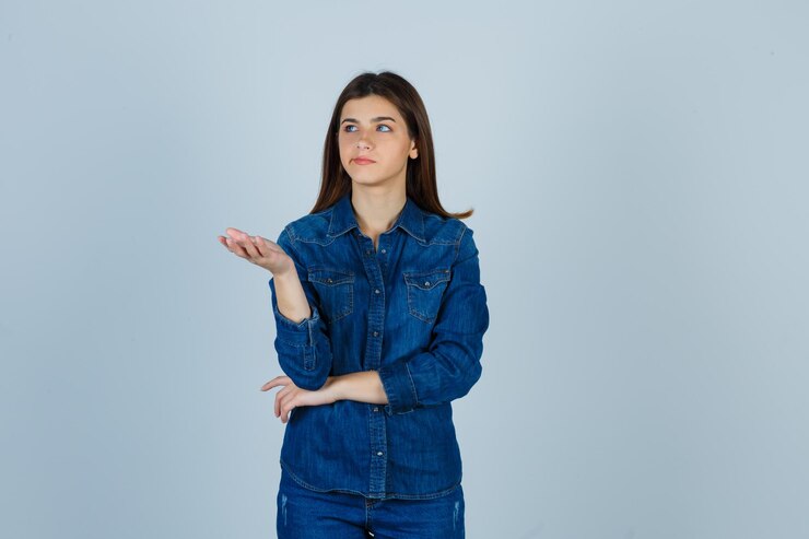 Foto gratuito una joven expresiva posando en el estudio.