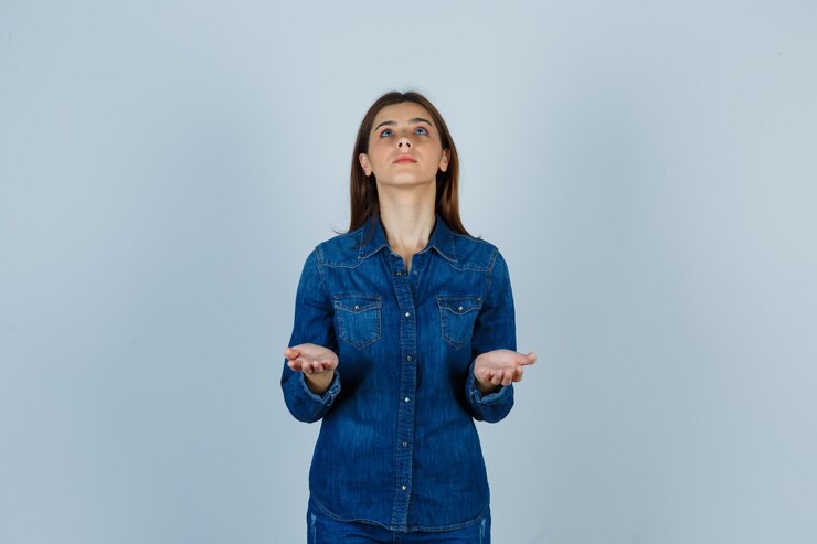 Foto gratuito una joven expresiva posando en el estudio.