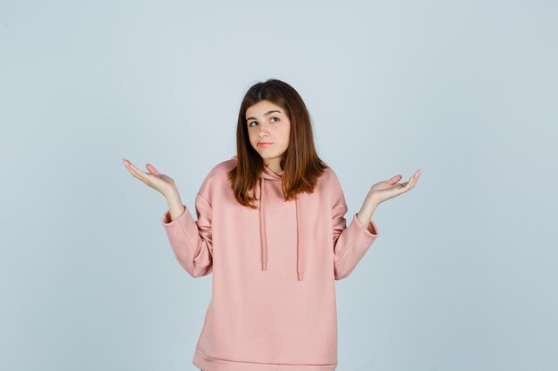 Una joven expresiva posando en el estudio.