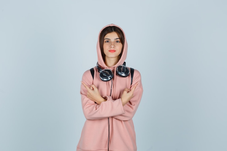 Foto gratuito una joven expresiva posando en el estudio.