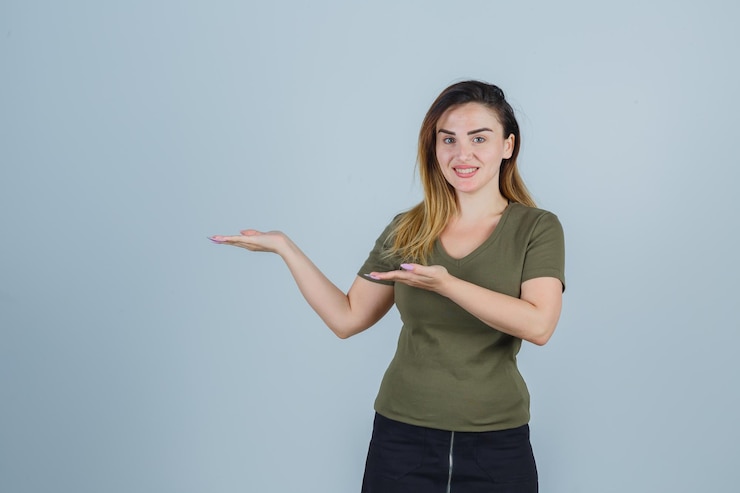 Foto gratuito una joven expresiva posando en el estudio.