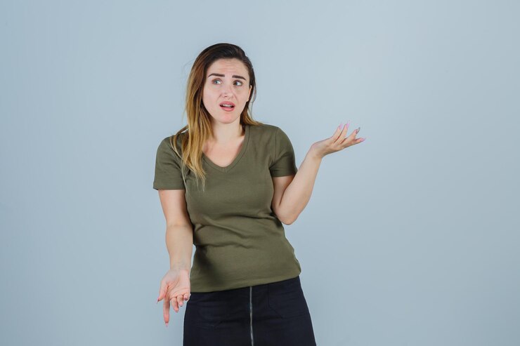 Foto gratuito una joven expresiva posando en el estudio.