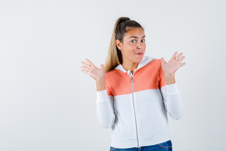 Foto gratuito una joven expresiva posando en el estudio.