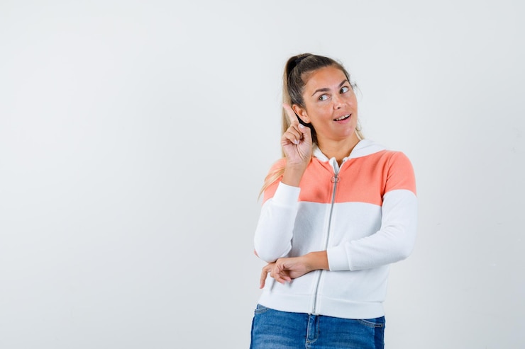 Foto gratuito una joven expresiva posando en el estudio.