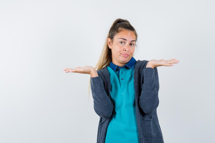 Foto gratuito una joven expresiva posando en el estudio.