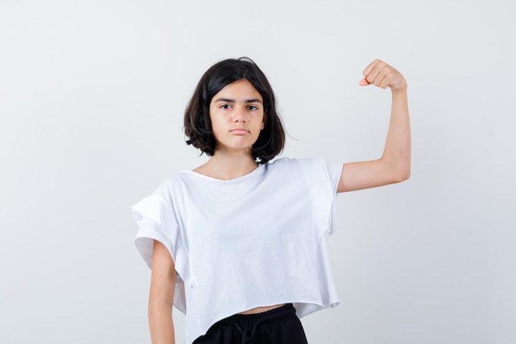 Foto gratuito una joven expresiva posando en el estudio.