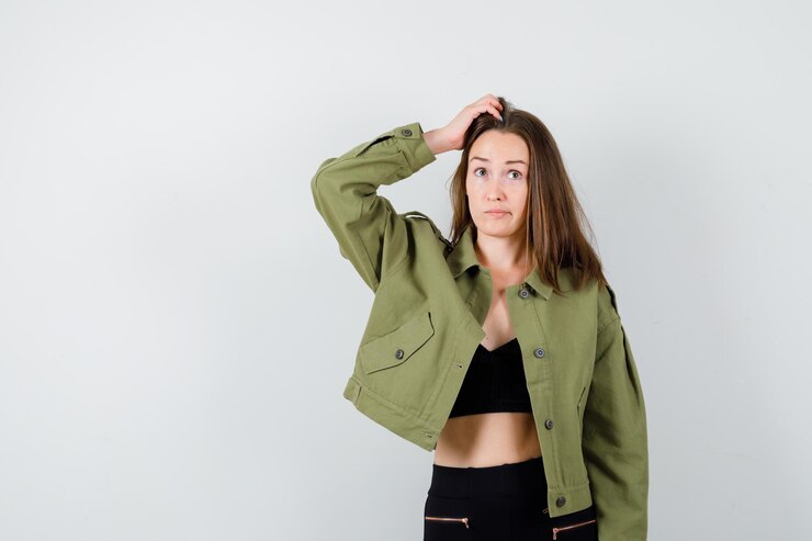 Foto gratuito una joven expresiva posando en el estudio.