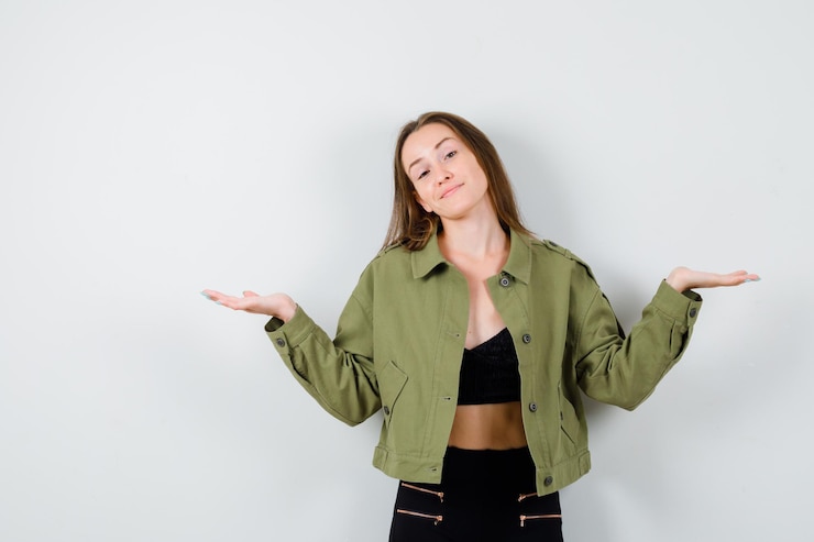 Foto gratuito una joven expresiva posando en el estudio.