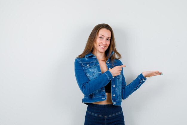 Una joven expresiva posando en el estudio.