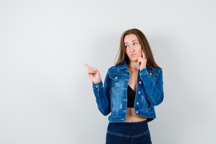 Foto gratuito una joven expresiva posando en el estudio.