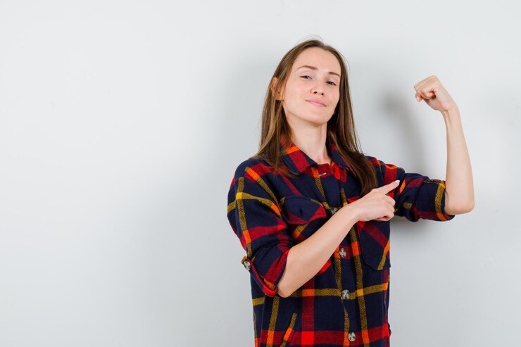 Foto gratuito una joven expresiva posando en el estudio.
