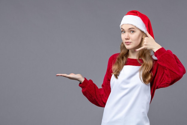 Foto gratuita joven expresiva posando para las vacaciones de invierno