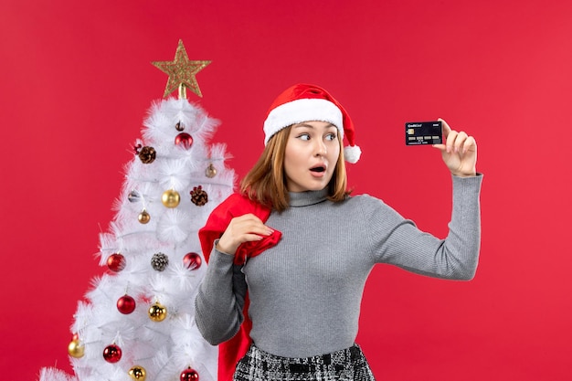 Foto gratuita joven expresiva posando para las vacaciones de invierno