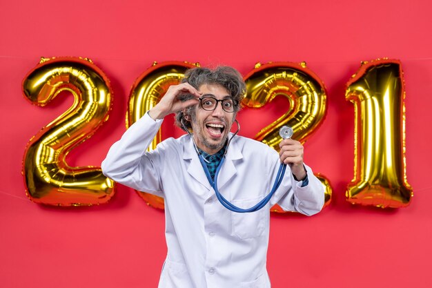 Joven expresiva posando para la víspera de año nuevo