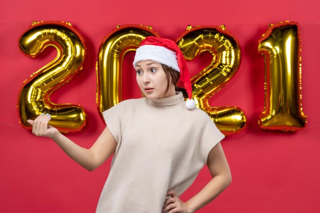 Joven expresiva posando para la víspera de año nuevo