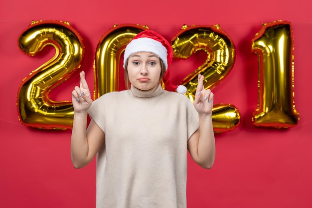 Joven expresiva posando para la víspera de año nuevo