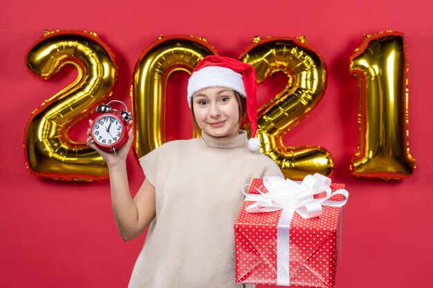 Joven expresiva posando para la víspera de año nuevo