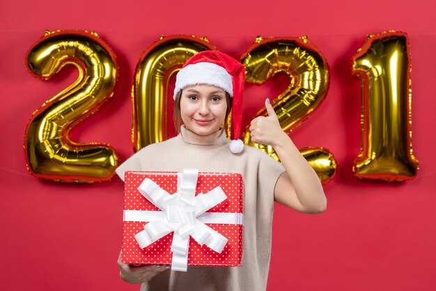 Joven expresiva posando para la víspera de año nuevo