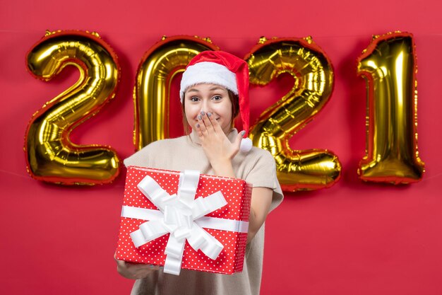 Joven expresiva posando para la víspera de año nuevo