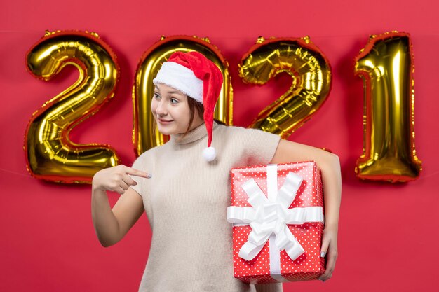 Joven expresiva posando para la víspera de año nuevo