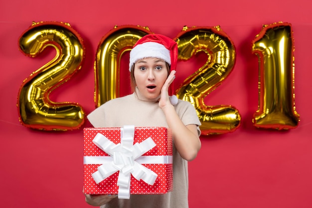 Joven expresiva posando para la víspera de año nuevo