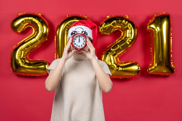 Joven expresiva posando para la víspera de año nuevo