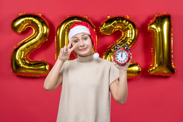 Foto gratuita joven expresiva posando para la víspera de año nuevo