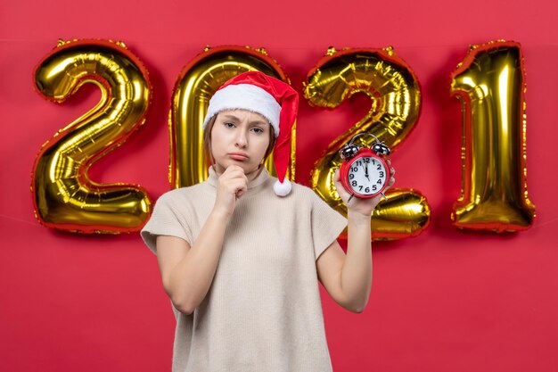 Joven expresiva posando para la víspera de año nuevo