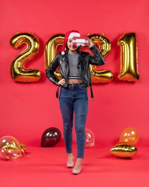 Joven expresiva posando para la víspera de año nuevo